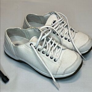 Cabelas‎  Sleek Black Sneakers with Breathable Mesh and Cushioned Sole zs 7M